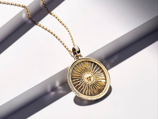 Argentinien / Sol de Mayo / 18 Karat Gold / mit 29 Diamanten veredelt / ohne Goldkette