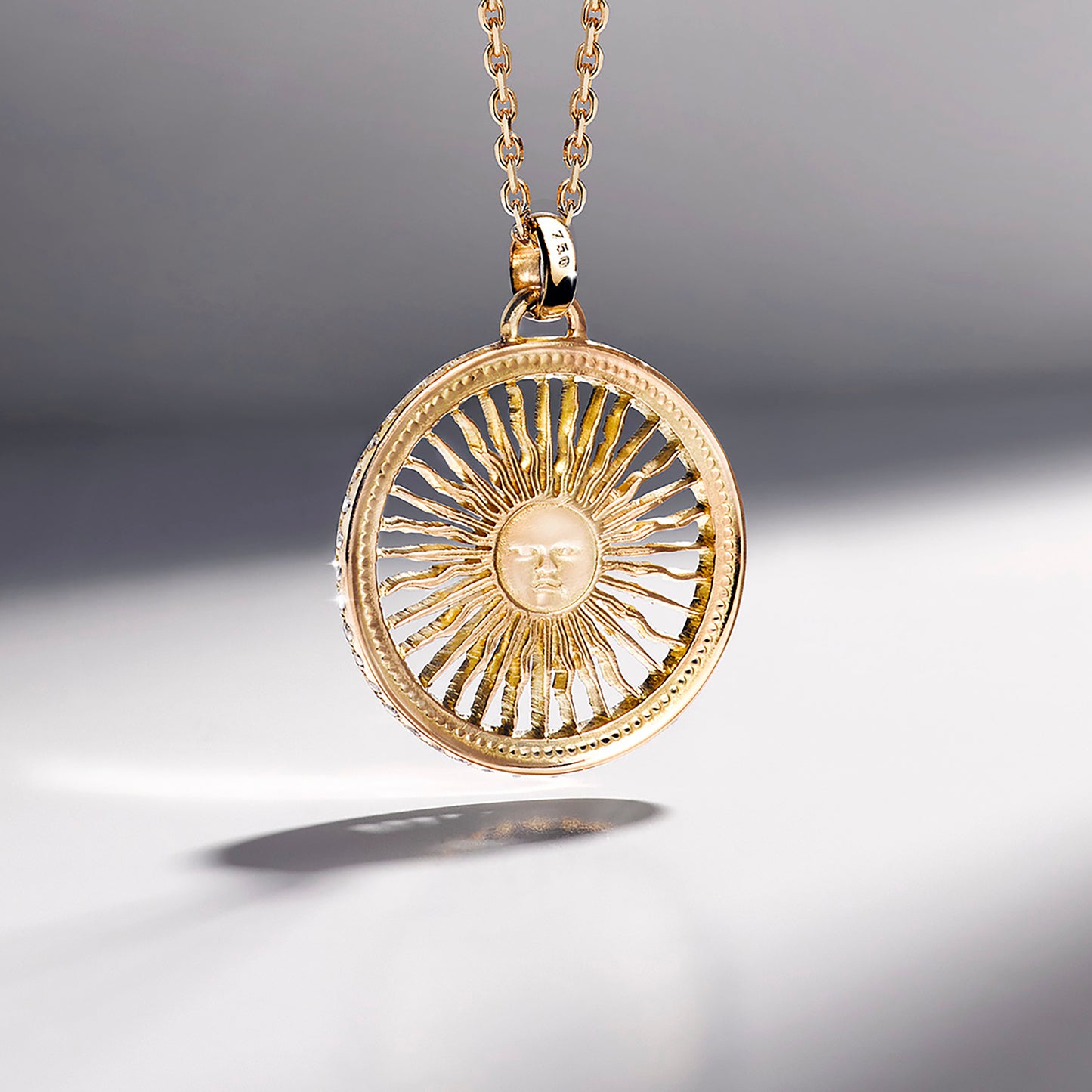 Argentinien / Sol de Mayo / 18 Karat Gold / mit 29 Diamanten veredelt / ohne Goldkette