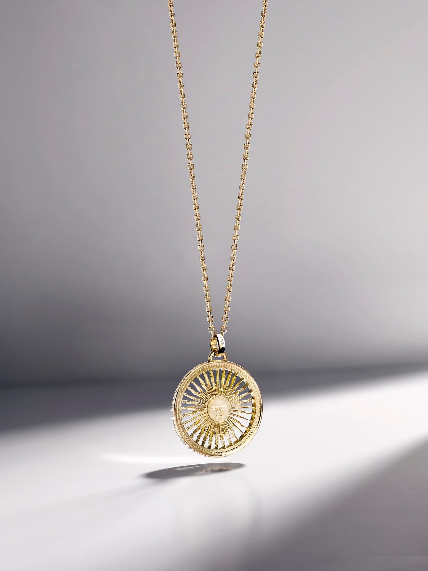 Argentinien / Sol de Mayo / 18 Karat Gold / mit 29 Diamanten veredelt / ohne Goldkette