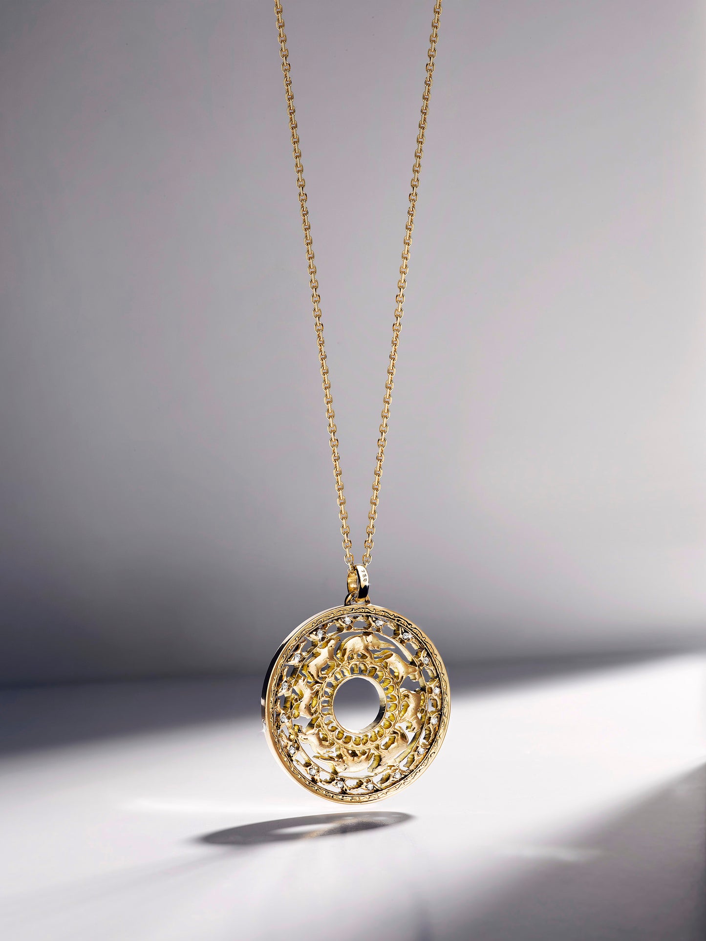 Sri Lanka / Kreis des Lebens / 18 Karat Gold / mit 20 Diamanten veredelt / ohne Goldkette