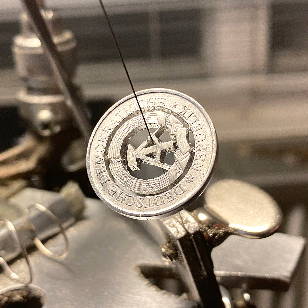 DDR / 1 Mark / Hammer und Sichel / Replika / Ohne Silberkette