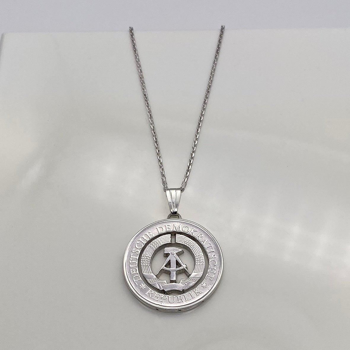 DDR / 1 Mark / Hammer und Sichel / Replika / Ohne Silberkette